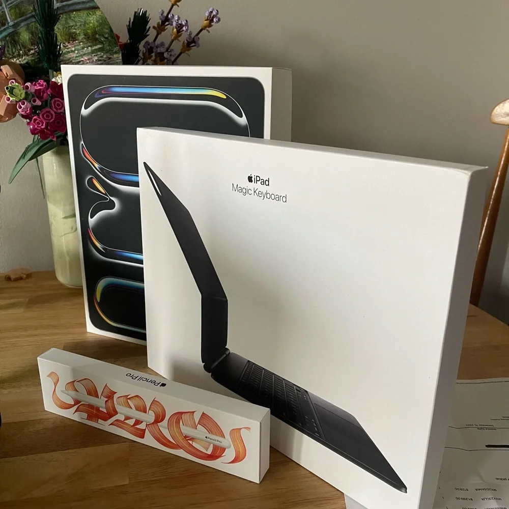 FIRST BUYER CANCELLED - Apple iPad Magic Keyboard with Black and White Packaging